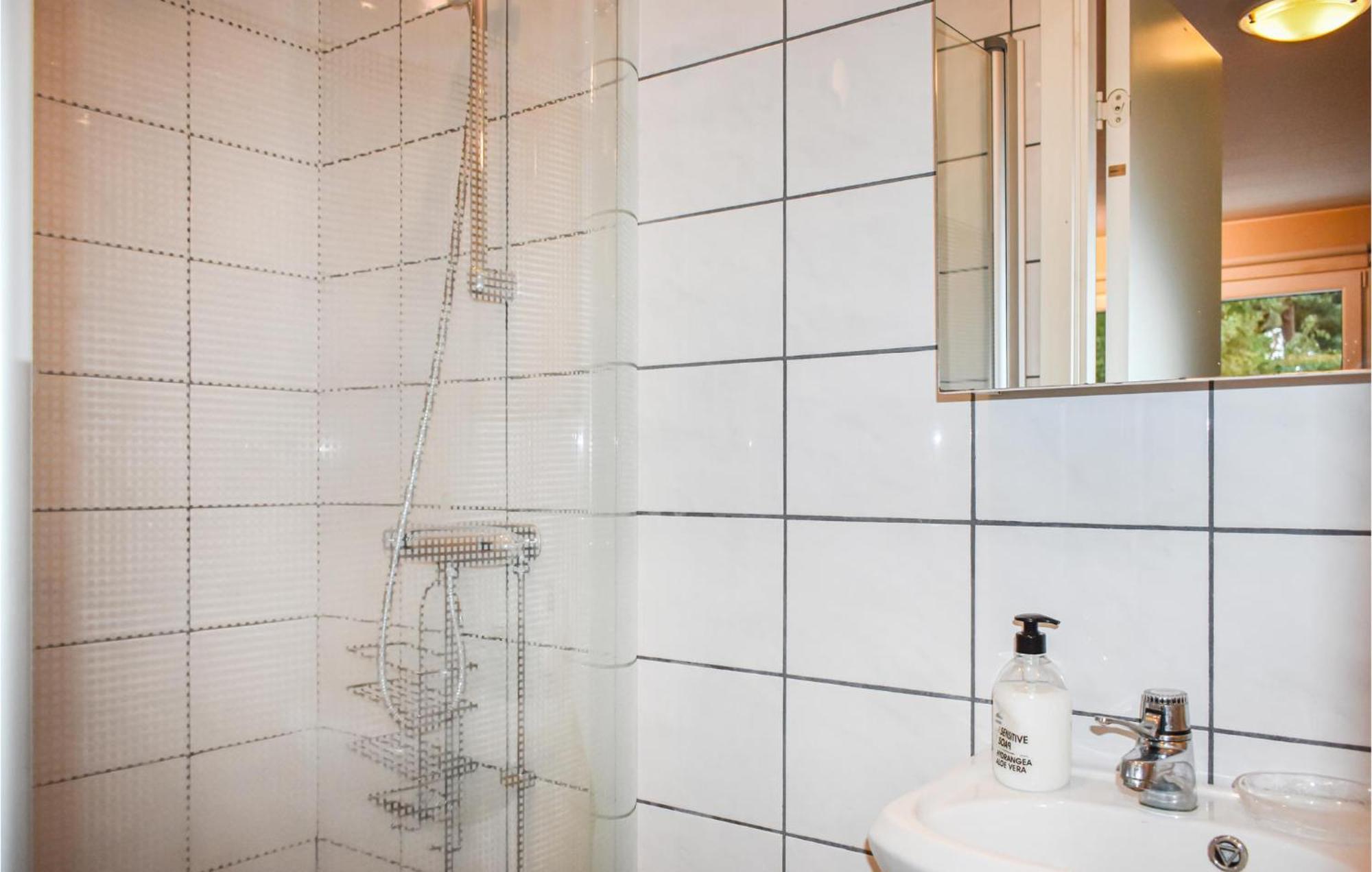1 Bedroom Amazing Home In Hoellviken Экстерьер фото